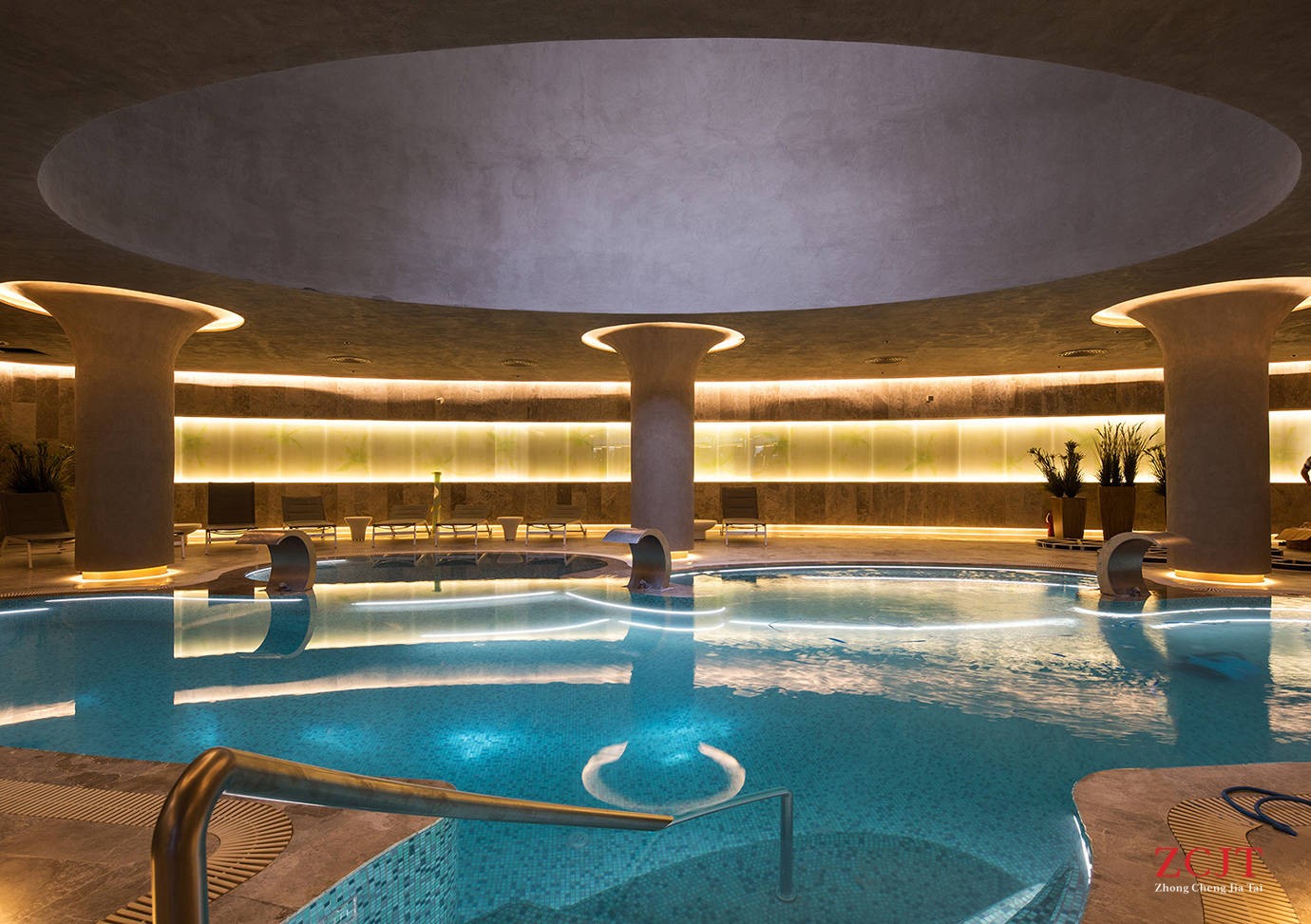 酒店室內(nèi)游泳池